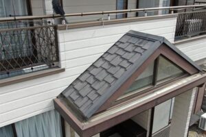 横浜市港南区でカバー工法による屋根修理とと外壁の雨漏り修理　玄関屋根のカバー工法